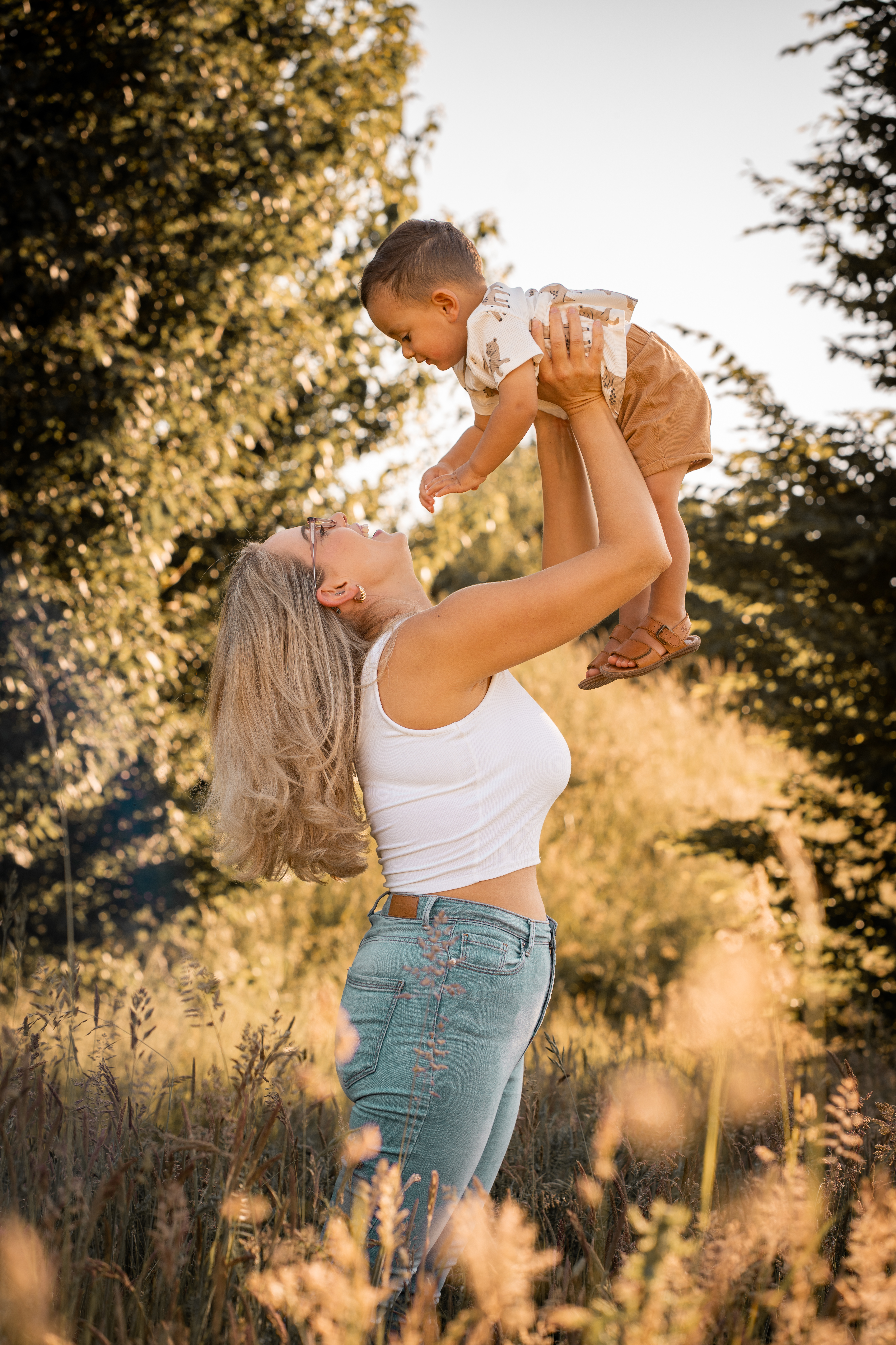 Mama mit Kind in der Natur