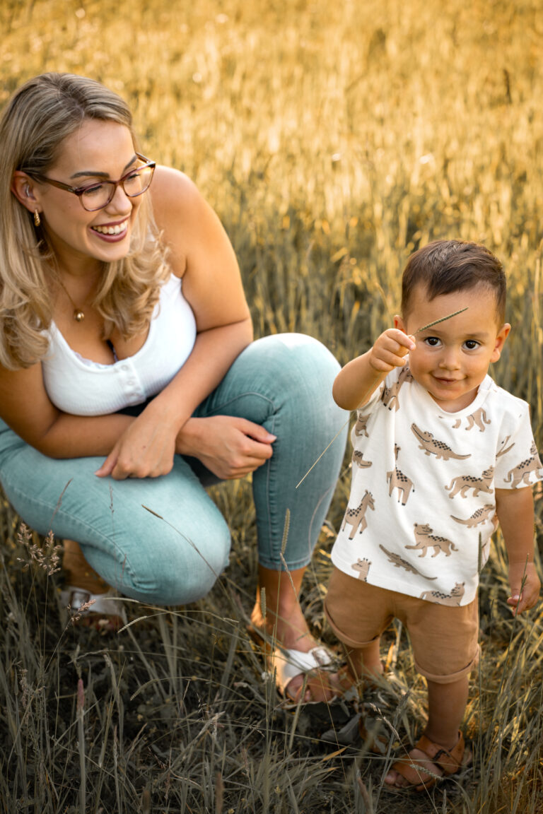 Mutter und Sohn in der Natur