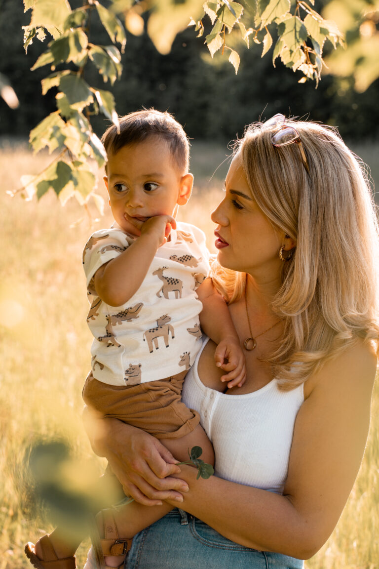 Emotionaler Moment zwischen Mama und Sohn