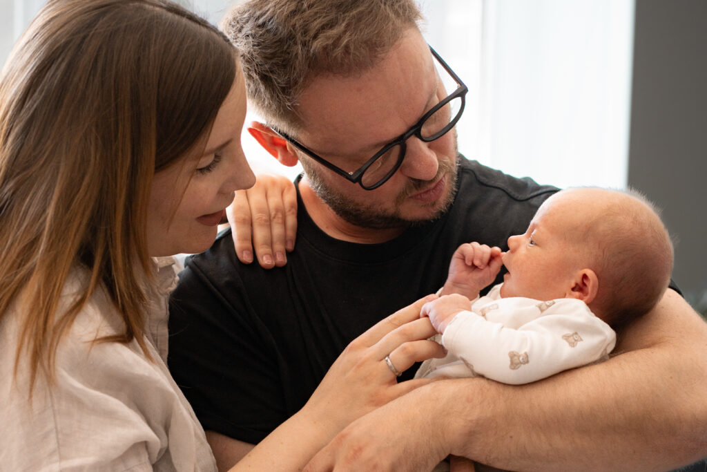 Eltern halten ihr Baby auf dem Arm